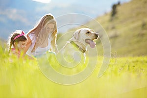 Familia feliz el perro 