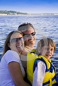 Glückliche familie auf der Wasser 