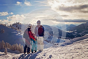 Famiglia felice inverno i vestiti sul stazione sciistica 