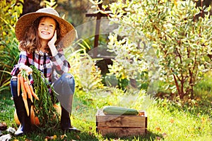Feliz agricultor otono cosecha en jardín 