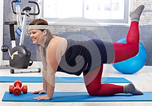 Feliz gordo una mujer hacer gimnasia 