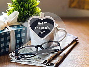 Feliz Dia del padre. café taza caja de regalo corazón etiqueta 