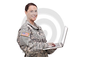 Šťastný žena voják přenosný počítač 