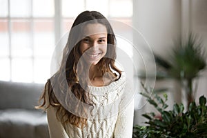 Happy young smiling mestizo woman looking at camera headshot por photo