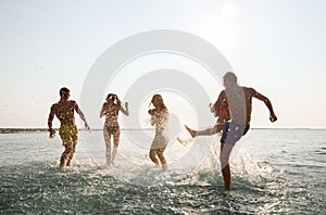 Šťastný priatelia zabávajúci sa na leto pláž 