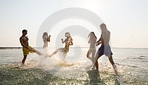 Feliz amigos divirtiéndose sobre el verano Playa 