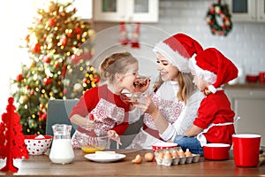 Famiglia felice cuocere al forno biscotti 