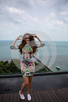 The happy girl, being in tropics, is a lot of seas, grass, trees, warm photo, girl the being at the sea, fashionable zhknshchina.