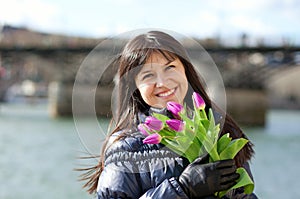 Glückliches mädchen Büschel aus tulpen 