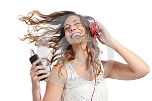 Chica feliz bailar a escuchando sobre el música 