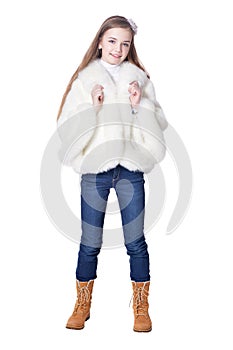 Šťastná dívka v srst srst pózování izolované na bílém pozadí 