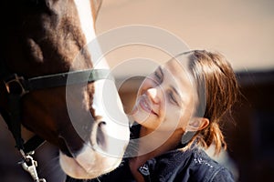 Chica feliz un caballo 