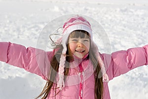 Ragazza felice sul la neve 