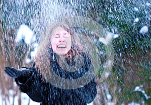 Chica feliz la nieve 