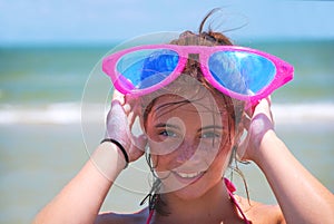 Ragazza felice occhiali da sole sul Spiaggia 