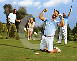 Glücklich golfspieler spülen aus sieg 