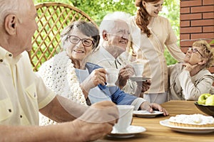 Feliz abuela a hombre en jardín 