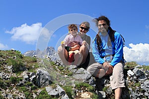 Contento turismo famiglia sul montagna 