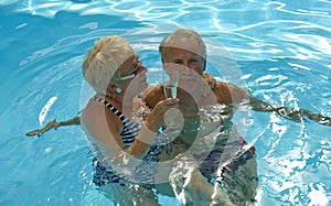 Feliz lección en piscina 