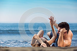 Feliz solo casado colocar sobre el Playa 