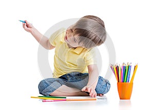 Šťastný dieťa kreslenie ceruzky v 