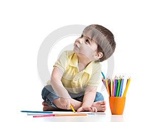 Šťastný dieťa kreslenie ceruzky v 