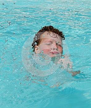 Contento un bambino nuoto 