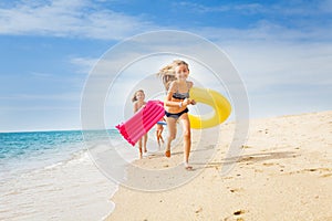 Contento con la gara sul soleggiato Spiaggia estate 