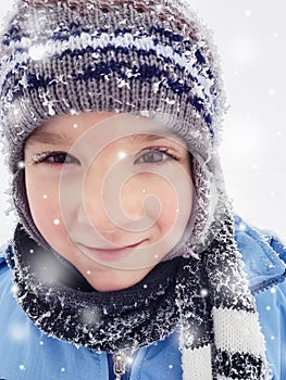 Šťastný malý chlapec těší v příroda padající sníh 