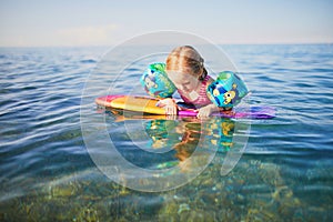 Feliz pequeno nadar Agua alas en mar Mediterráneo el mar en Francia 