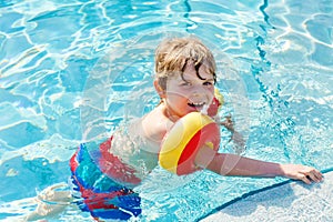 Šťastný malý dítě chlapec bavící se v plavání bazén 