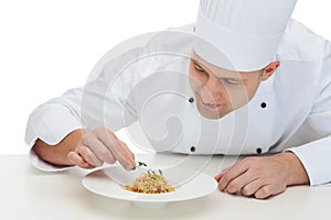 Feliz masculino cocinero Cocinar decorando comida 