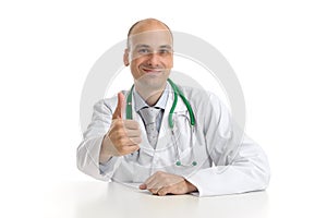 Šťastný samec lekár palec hore 