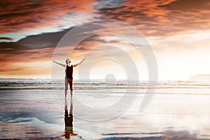 Feliz hombre sobre el Playa 