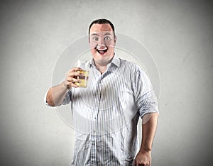 Happy man drinking bier