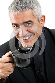 Šťastný muž pitie čaj 
