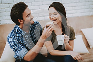 Šťastný muž kŕmenie sendvič usmievavá žena pohár 