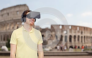 Šťastný muž v virtuální sluchátka nebo  trojrozměrný brýle 