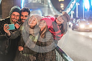 Šťastný přátelé pomalu pohyb videa na město most v noci mladý lidé bavící se nový trendy 