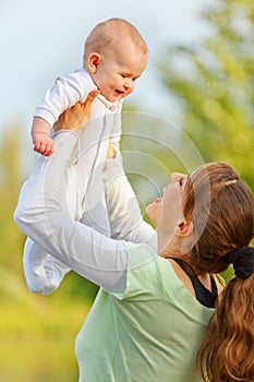 Feliz madre un nino en el parque 