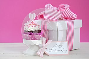 Happy Mothers Day pink and white cupcakes.