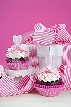 Happy Mothers Day pink and white cupcakes.