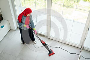 Contento Donna musulmana pulizia casa soggiorno 