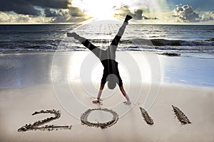 Feliz nuevo 2011 sobre el Playa de amanecer 