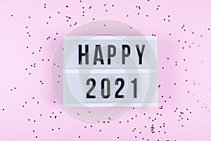 Šťastný nový 2021 oslava. svetlo kabica šťastný 2021 a iskrí na ružový 