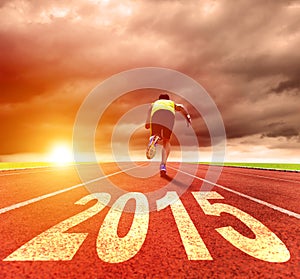 Šťastný nový 2015. mladý muž běh východ slunce 