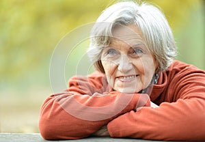 Feliz viejo una mujer posando sobre el naturaleza 