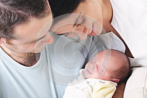 Contento genitori possesso loro neonato un bambino 