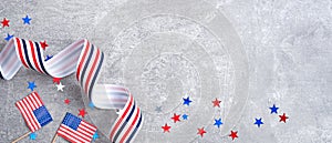Šťastný prezidenti reklamný formát primárne určený pre použitie na webových stránkach. americký vlajky stuha konfety hviezdy na betón kameň. spojené štáty americké pomník 