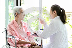 Šťastný asijský žena a lékař nebo zdravotní sestra mluvení těší společně žena pečovatel nebo přátelství podporující starší 